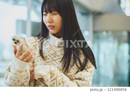 スマホを見て嫌な顔をする女性 121490856