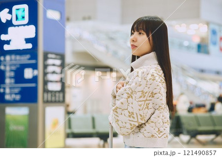 空港ロビーにいるこれから一人旅に出かける女性 空港ロビーにいるこれから一人旅に出かける女性 121490857