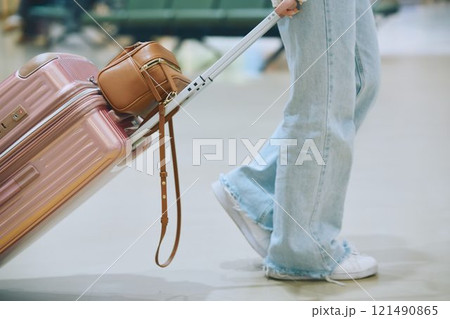 スーツケースを持つ女性 121490865