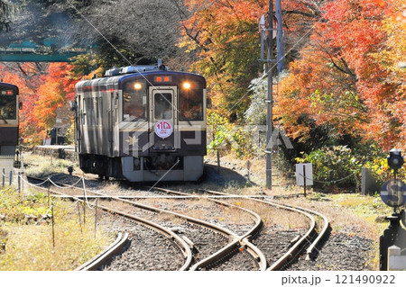 わたらせ渓谷鐵道「紅葉の沢入駅出発直後の列車」 121490922