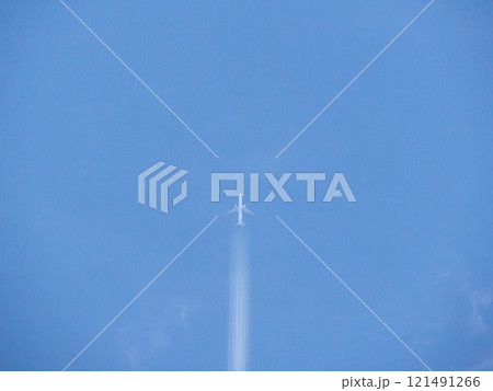 下から見上げた旅客機と飛行機雲 121491266