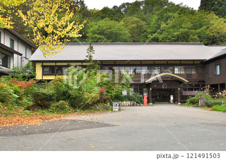 青森県　蔦温泉　紅葉の季節 121491503