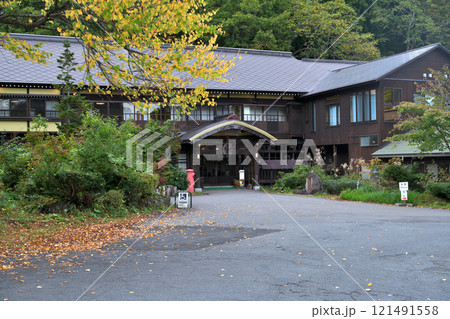青森県　蔦温泉　秋の風景 121491558