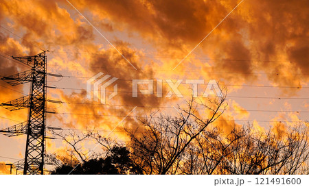 鉄塔と夕焼けのシルエット 121491600