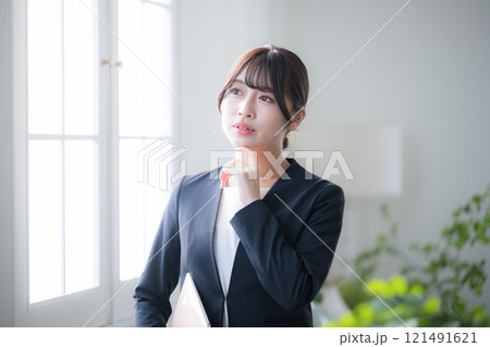 パソコンを抱えて仕事で考える思いつく女性 明るいポシティブイメージ パソコンを抱えて仕事で考える思いつく女性 明るいポシティブイメージ 121491621