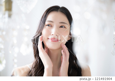 キラキラ背景と前ボケ美しい若い女性の素肌感が美しいビューティーイメージ キラキラ背景と前ボケ美しい若い女性の素肌感が美しいビューティーイメージ 121491904