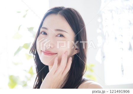 キラキラ背景と前ボケ美しい若い女性の素肌感が美しいビューティーイメージ キラキラ背景と前ボケ美しい若い女性の素肌感が美しいビューティーイメージ 121491906