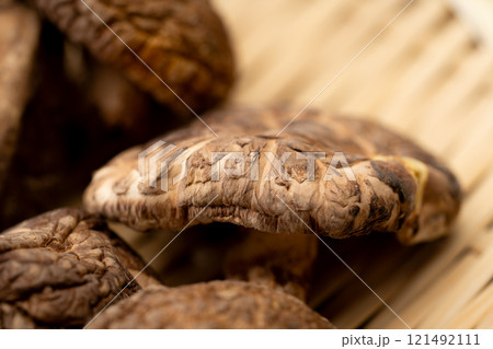 干し椎茸（どんこ）のクローズアップ 121492111