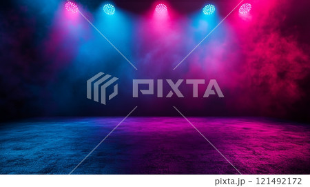 赤と青のスポットライトで照らされる豪華なステージ 121492172