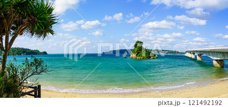 沖縄本島から古宇利島を結ぶ古宇利大橋 121492192