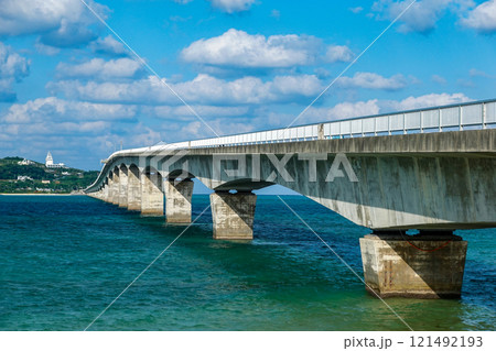 沖縄本島から古宇利島を結ぶ古宇利大橋 沖縄本島から古宇利島を結ぶ古宇利大橋 121492193