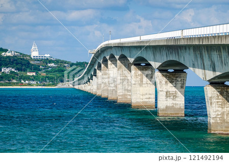 沖縄本島から古宇利島を結ぶ古宇利大橋 沖縄本島から古宇利島を結ぶ古宇利大橋 121492194