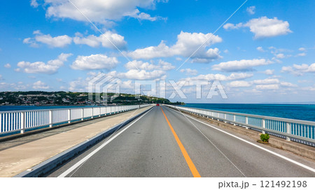 沖縄本島から古宇利島を結ぶ古宇利大橋 沖縄本島から古宇利島を結ぶ古宇利大橋 121492198