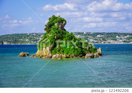 沖縄本島から古宇利島を結ぶ古宇利大橋 121492208