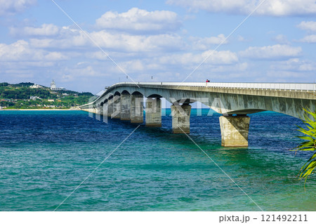 沖縄本島から古宇利島を結ぶ古宇利大橋 沖縄本島から古宇利島を結ぶ古宇利大橋 121492211