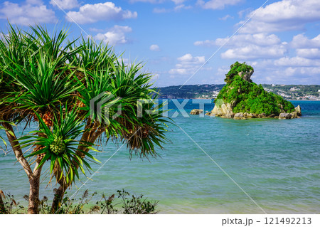 沖縄本島から古宇利島を結ぶ古宇利大橋 121492213