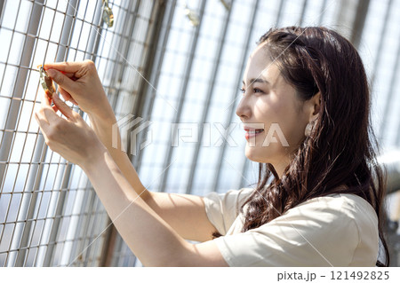 愛の南京錠を掛ける女性 121492825