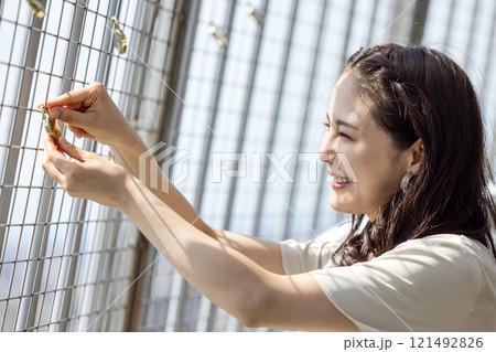 愛の南京錠を掛ける女性 121492826