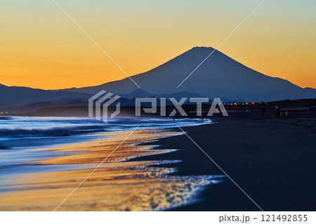湘南辻堂海岸から眺める富士山の夕景 121492855