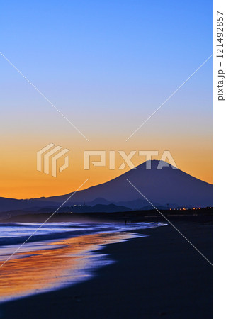 湘南辻堂海岸から眺める富士山の夕景 121492857