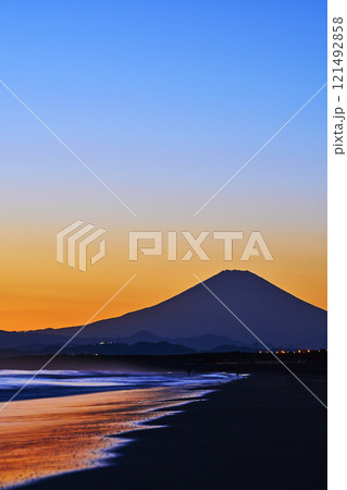 湘南辻堂海岸から眺める富士山の夕景 121492858