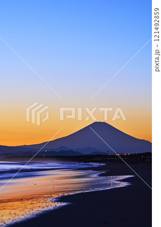 湘南辻堂海岸から眺める富士山の夕景 121492859