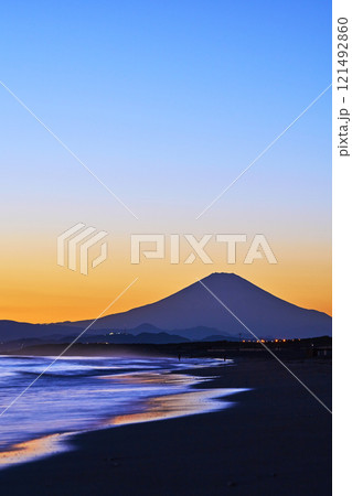 湘南辻堂海岸から眺める富士山の夕景 121492860