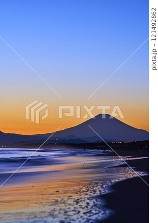 湘南辻堂海岸から眺める富士山の夕景 121492862