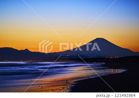 湘南辻堂海岸から眺める富士山の夕景 湘南辻堂海岸から眺める富士山の夕景 121492864