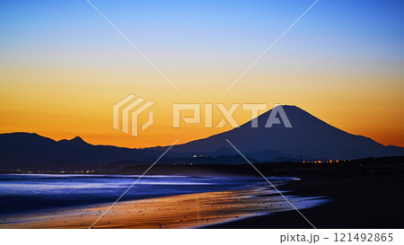 湘南辻堂海岸から眺める富士山の夕景 湘南辻堂海岸から眺める富士山の夕景 121492865