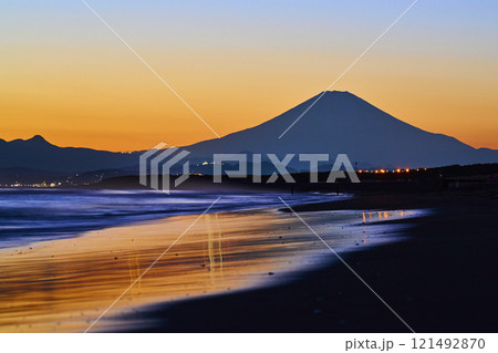 湘南辻堂海岸から眺める富士山の夕景 121492870