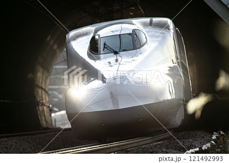 加勢野トンネルを通過する新幹線 121492993
