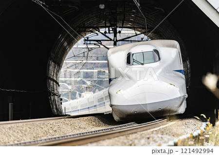 加勢野トンネルを通過する新幹線 121492994
