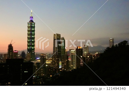 都市の風景・夕景「象山から台北市街地を臨む」 都市の風景・夕景「象山から台北市街地を臨む」 121494340