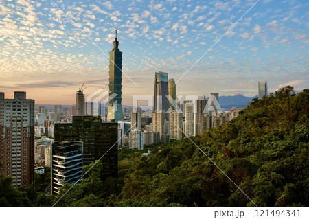 都市の風景・夕景「象山から台北市街地を臨む」 121494341
