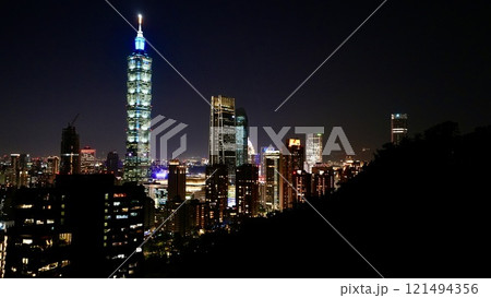 夜景・象山から台北市街地を臨む(台湾・台北市信義区) 夜景・象山から台北市街地を臨む(台湾・台北市信義区) 121494356
