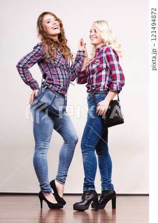 adult daughter and mother with handbags 121494872