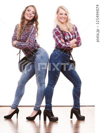 adult daughter and mother with handbags 121494874