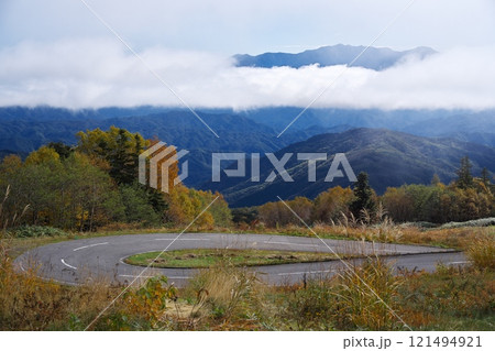 秋の御岳スカイラインのヘアピンカーブから雲海に浮かぶ中央アルプスを望む 121494921