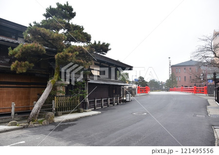 日本の岐阜県の春 高山市中心部の古い町並み 観光名所の中橋と歴史的な日本家屋と立派な松の木 日本の岐阜県の春 高山市中心部の古い町並み 観光名所の中橋と歴史的な日本家屋と立派な松の木 121495556