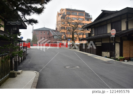 日本の岐阜県の春　高山市中心部の古い町並み　観光名所の中橋と歴史的な日本家屋と立派な松の木 121495576