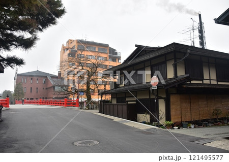 日本の岐阜県の春　高山市中心部の古い町並み　観光名所の中橋と歴史的な日本家屋と立派な松の木 121495577