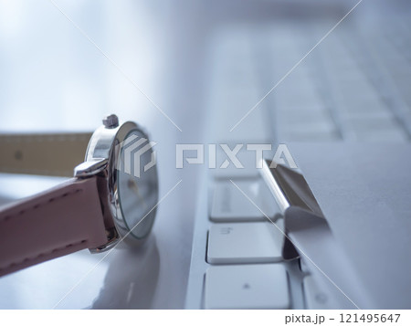 テーブルに置かれた書類とキーボードと腕時計 121495647