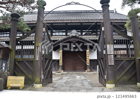 日本の春 岐阜県の高山市 旧高山町役場 高山市政記念館 歴史を感じさせるレトロな日本家屋 日本の春 岐阜県の高山市 旧高山町役場 高山市政記念館 歴史を感じさせるレトロな日本家屋 121495663