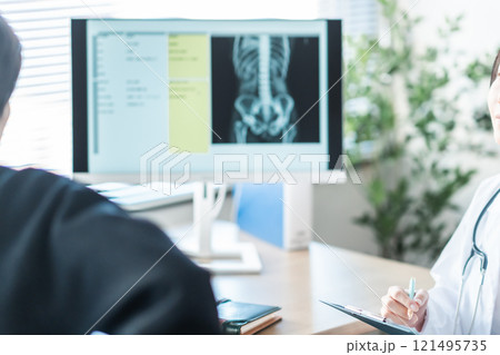 問診をするミドルの女性医師と患者 顔無し 問診をするミドルの女性医師と患者 顔無し 121495735