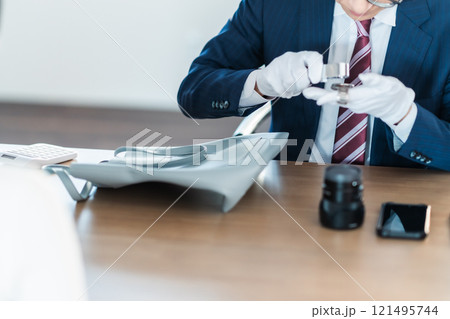 時計の査定をする買取業者 顔無し 時計の査定をする買取業者 顔無し 121495744