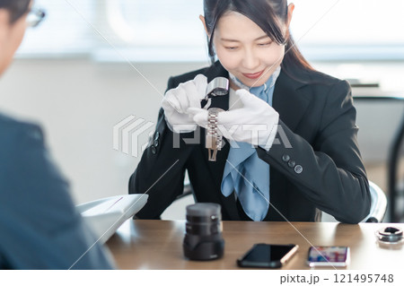 時計を査定をする買取専門業者 121495748