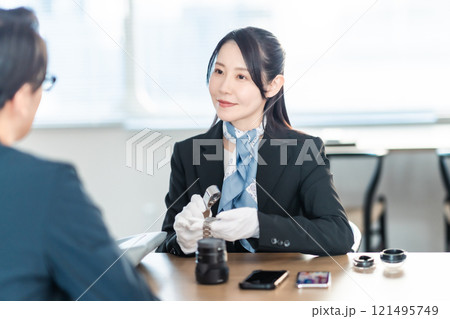 中古カメラレンズを査定をする買取専門業者 121495749