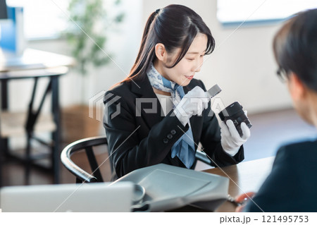 中古カメラレンズを査定をする買取専門業者 121495753