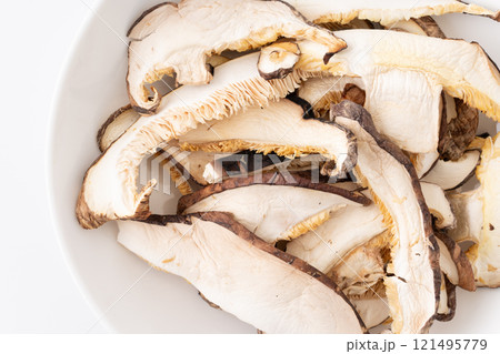 干し椎茸（どんこ）のスライスのクローズアップ 121495779